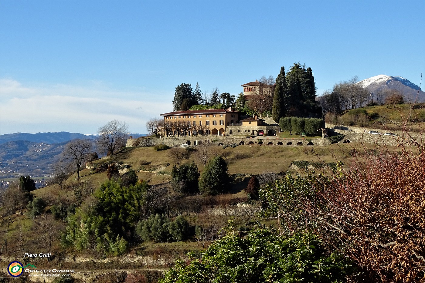 32 Vista verso Linzone innevato, via Orsarola e la sottostante Via del Rione salita.JPG